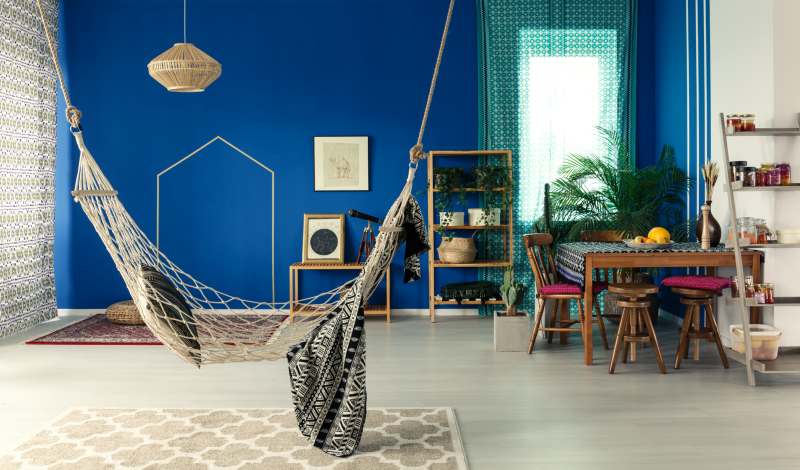 Un intérieur-bleu marine-de-style-bohème