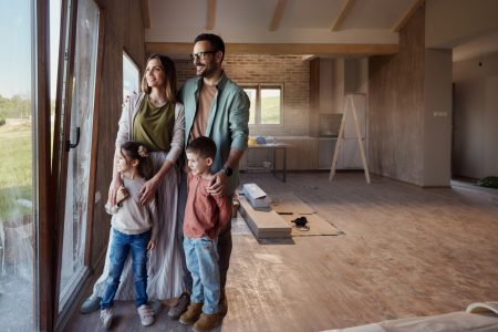 famille-devant-fenetre-renovation-maison