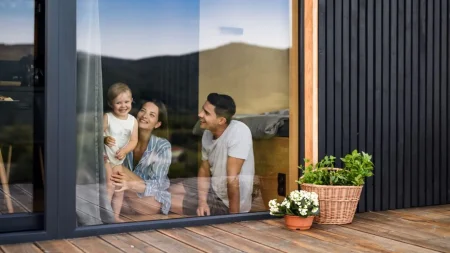 famille-devant-baie-vitree-isolee-de-chaleur