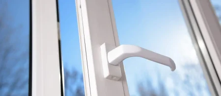 Gros plan sur une fenêtre blanche en PVC ouverte