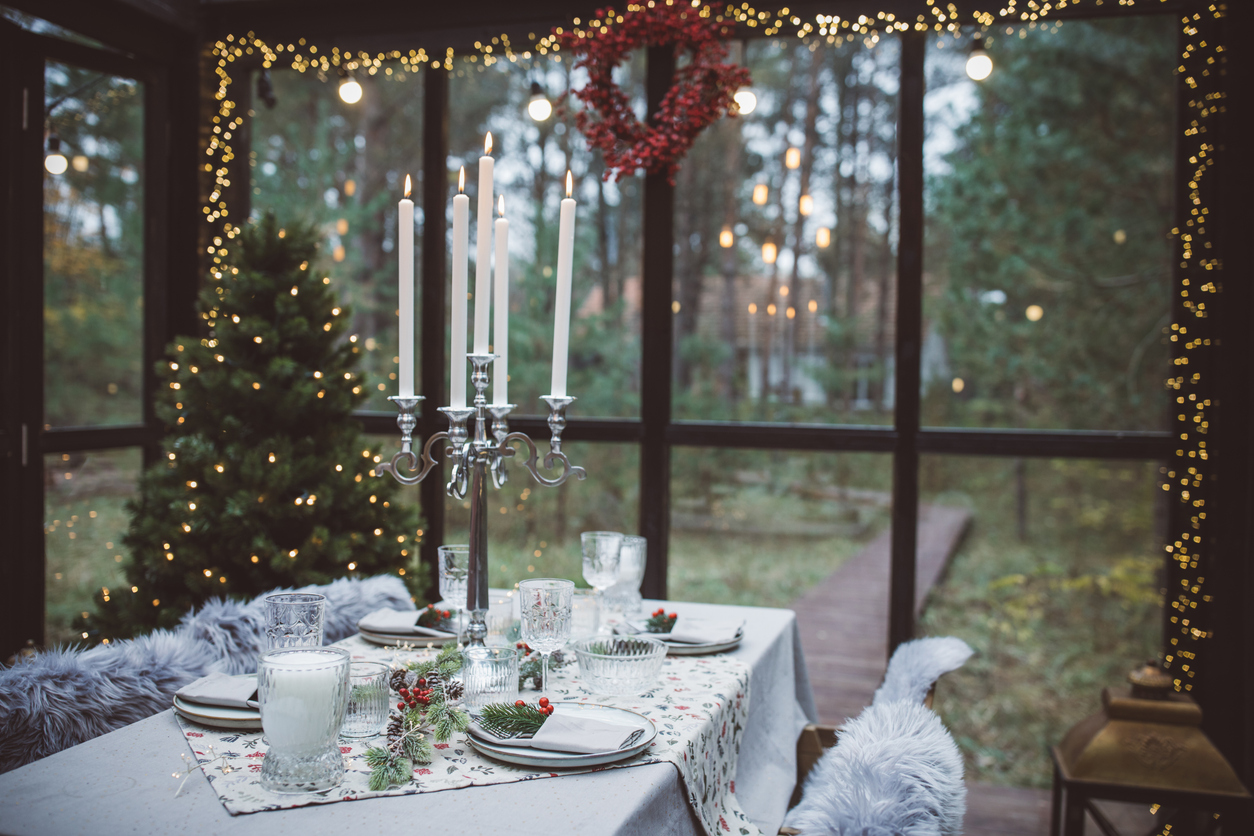 grandes-fenetres-illuminent-table-de-noel