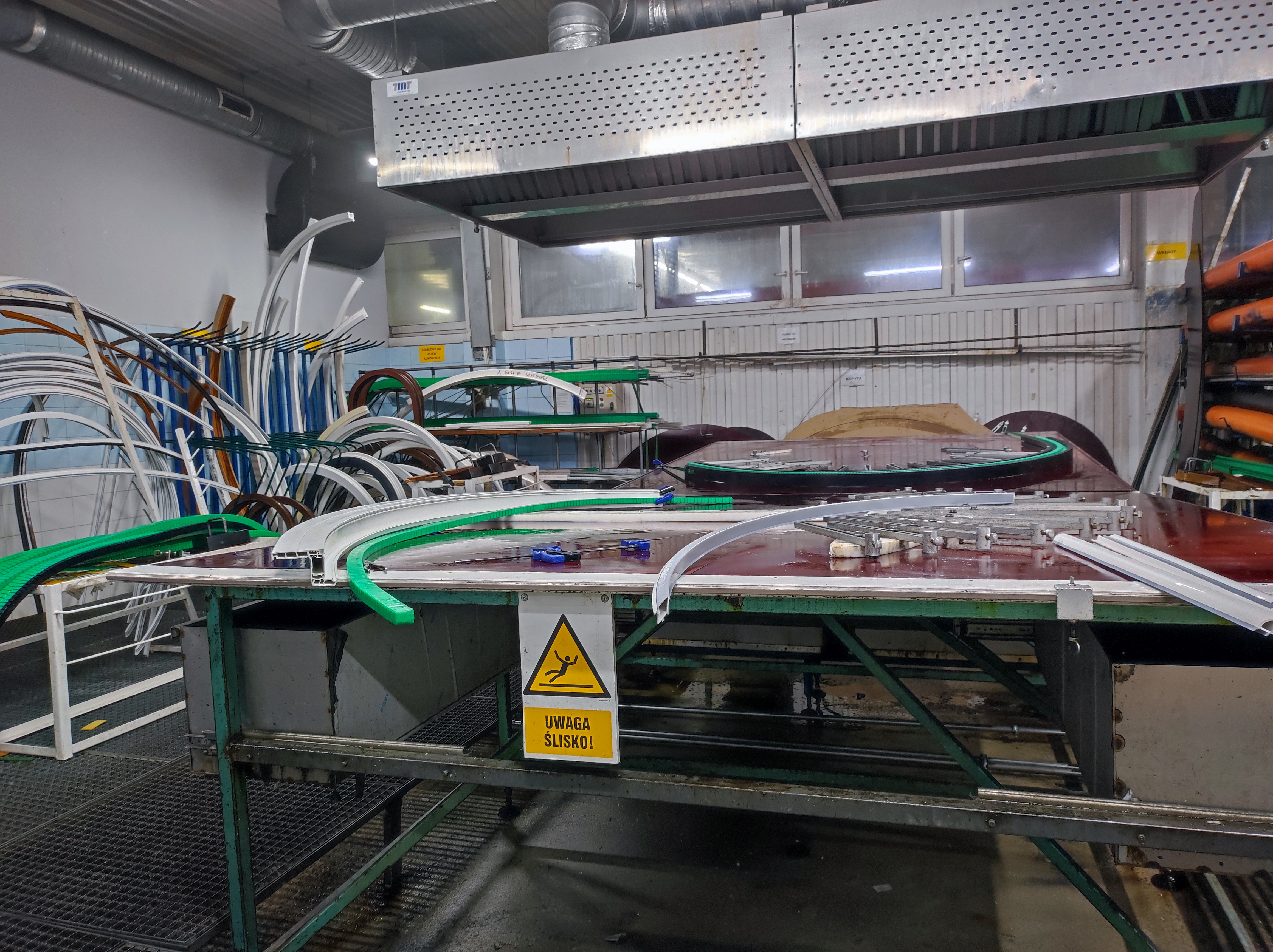Atelier-cintrage-usine-OKNOPLAST-Pologne