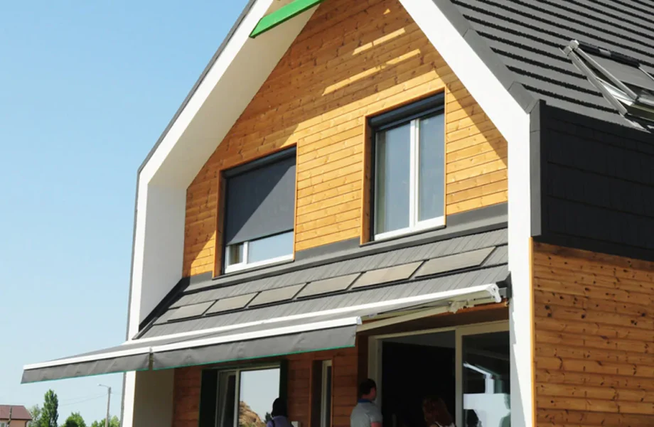 Maison contemporaine à bardage bois avec volets roulants extérieurs
