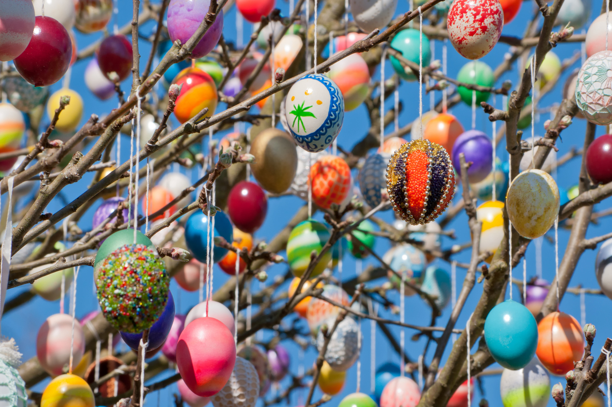 arbre-de-paques-avec-oeufs-decorations-alsace