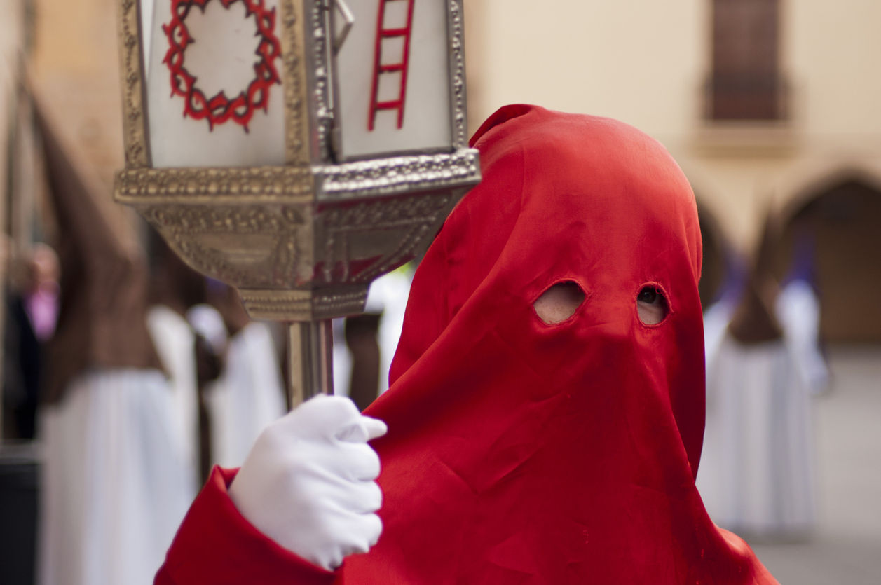 procession-paques-perpignan-penitent-tunique-et-capuche