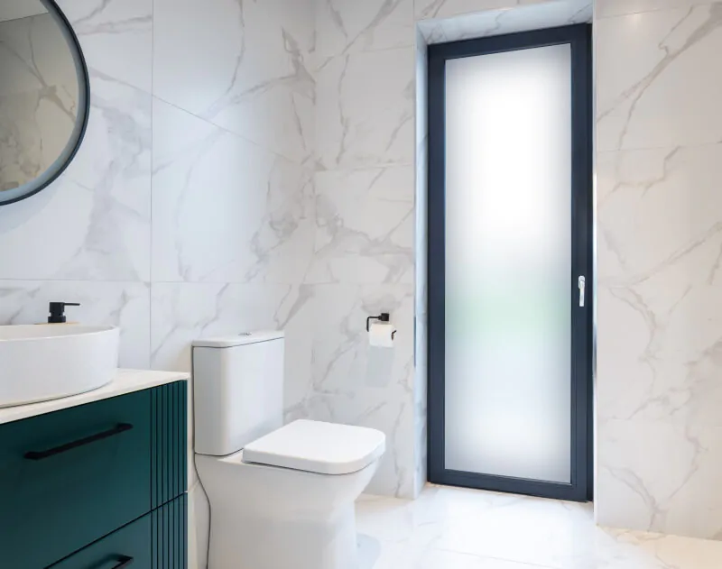 fenetre-haute-vitrage-depoli-bains