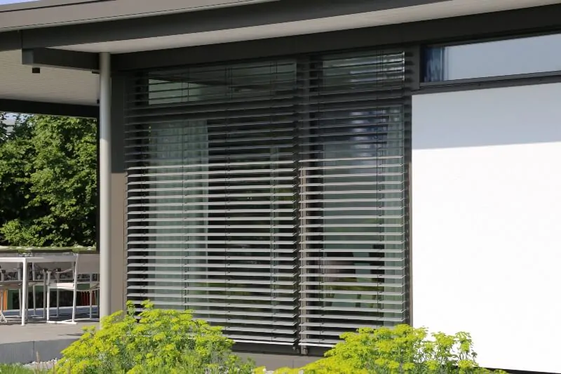 Brise-soleil orientable Nodio par Oknoplast lames orientées ouverture