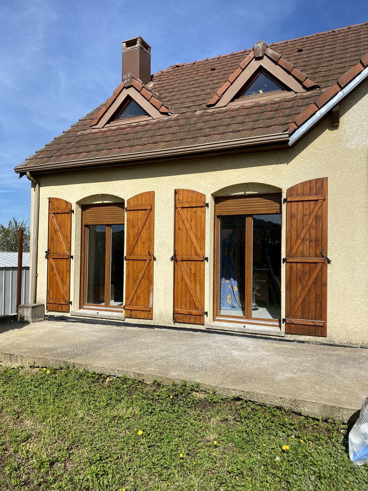 Porte-fenêtre PVC PIXEL finition chêne doré, et son volet roulant dans une maison de campagne - réalisation Partenaire OKNOPLAST France