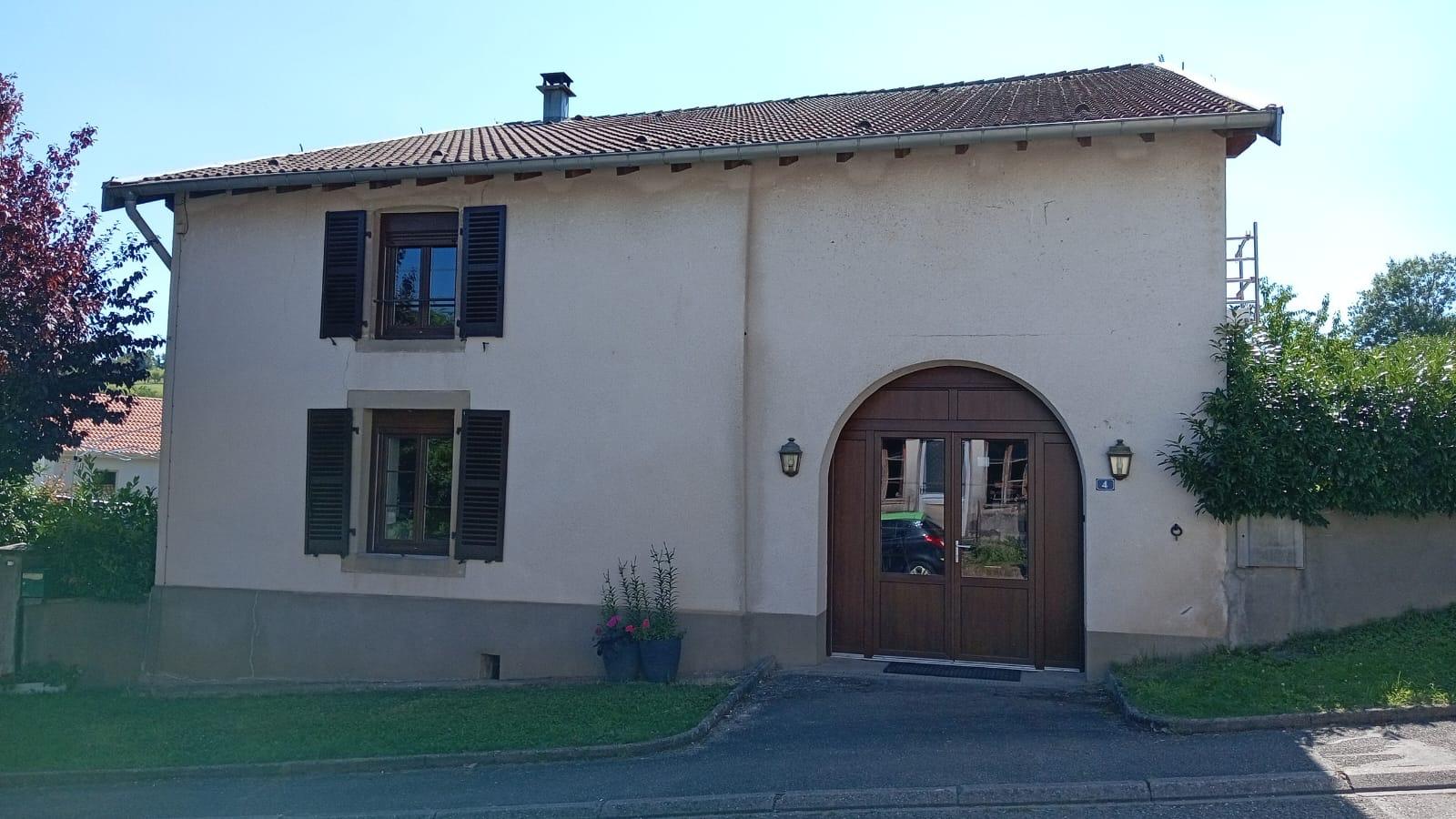 Porte cintrée aspect bois sur une façade ancienne - réalisation Partenaire OKNOPLAST France