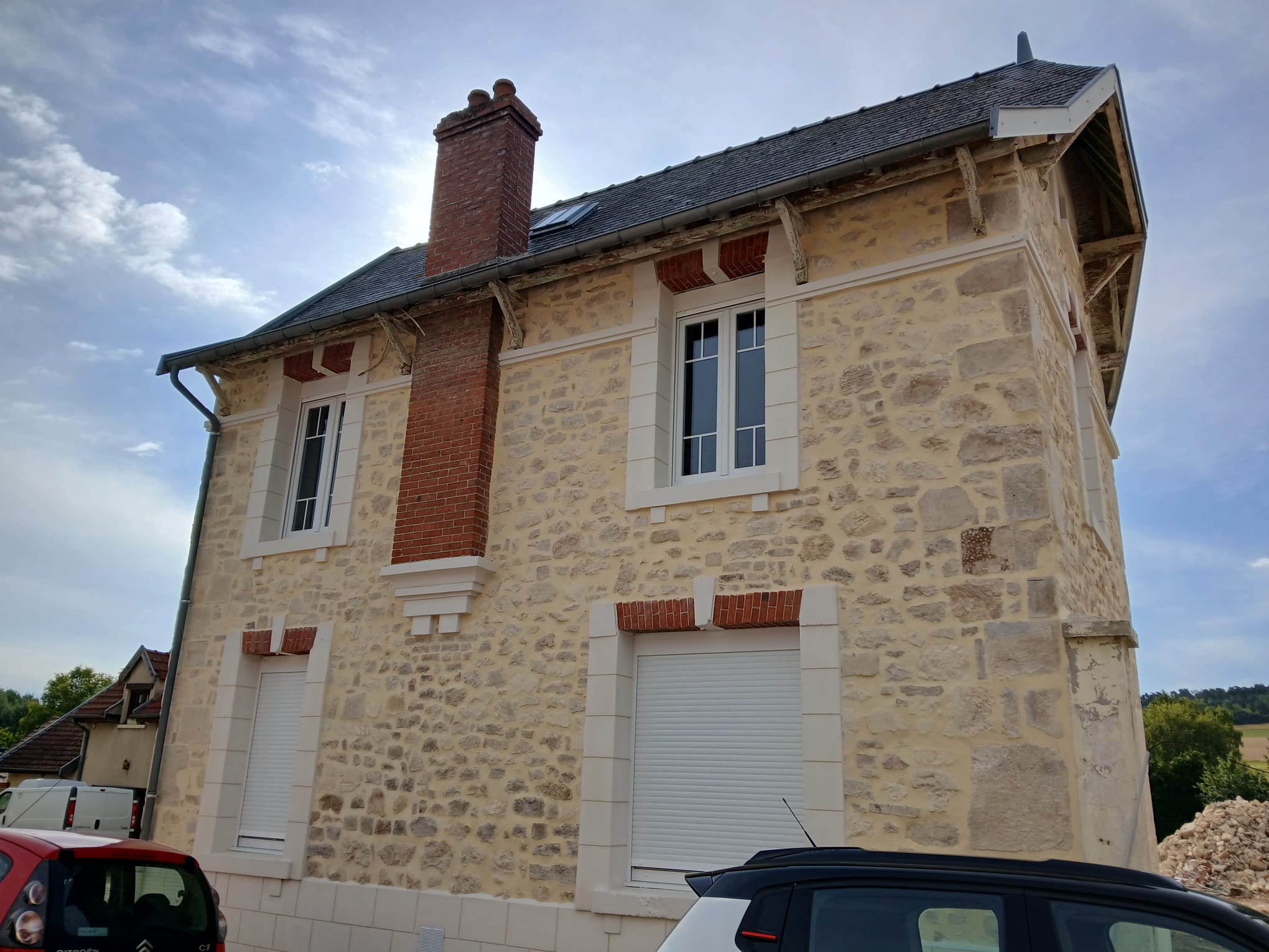 Fenêtres PVC blanches à croisillons sur une maison de maître - réalisation Partenaire OKNOPLAST France