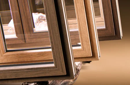 Échantillons de fenêtres PVC imitation bois présentant plusieurs teintes et veinages