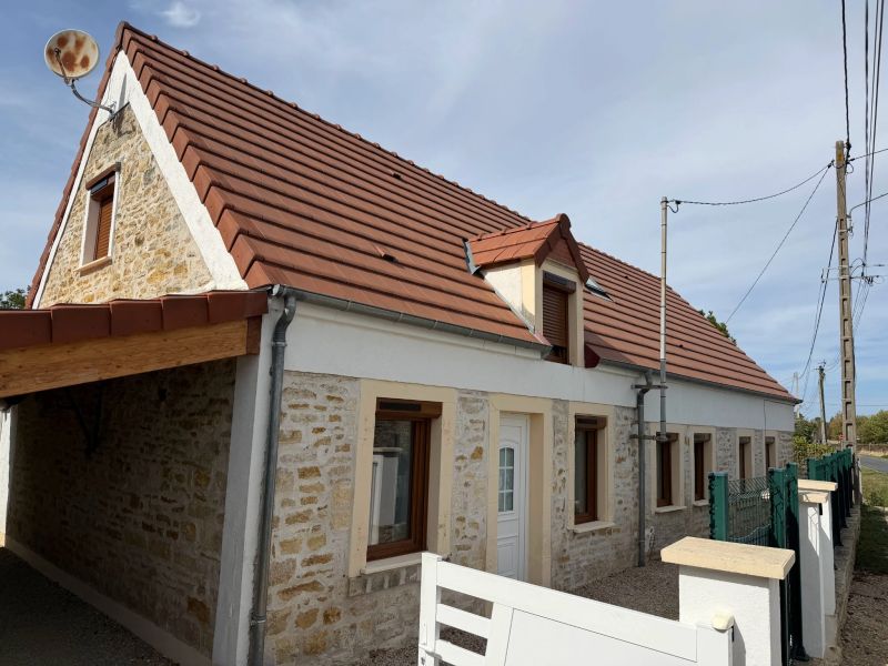 Une lucarne capucine avec fenêtre Charme Mini et volet solaire Lumiterra en chêne doré – réalisation AEC Habitat, un partenaire OKNOPLAST.